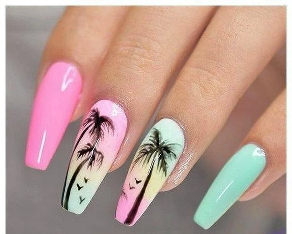 Розовые ногти с пальмами