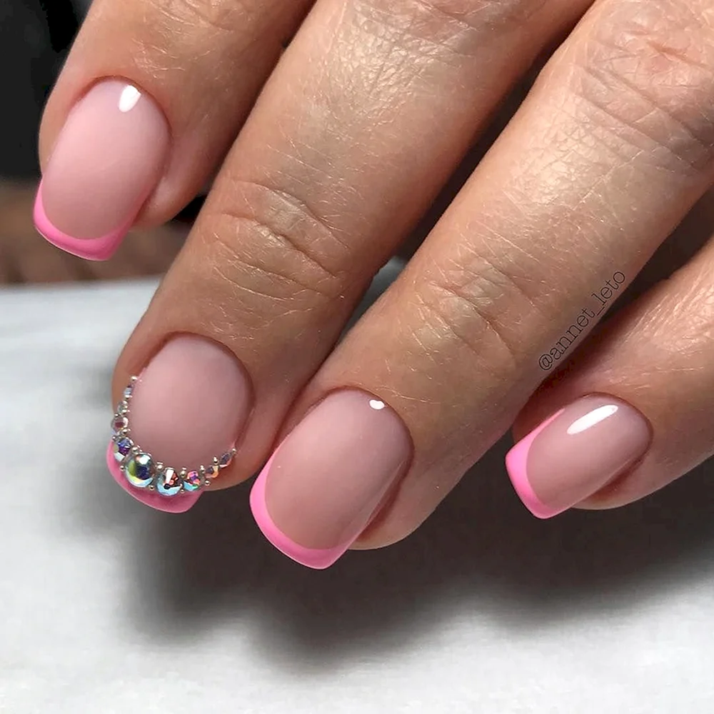 Розовый френч на короткие ногти