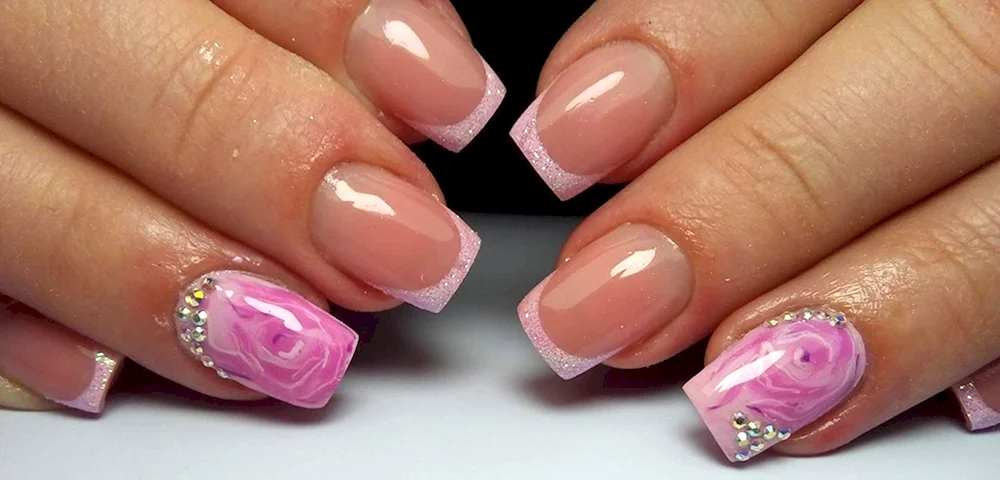 Розовый френч на квадратных ногтях
