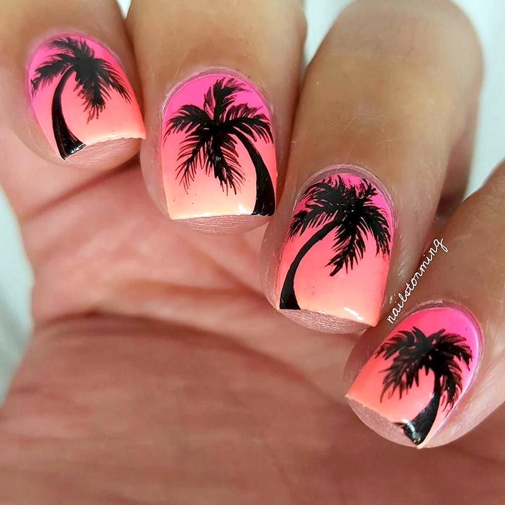 Розовый маникюр с пальмами