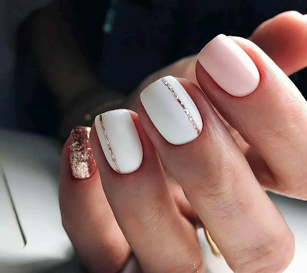 Розовый с белым ногти с серебряной полосочкой