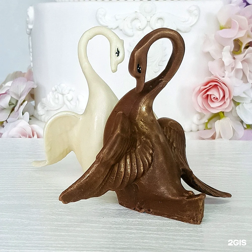 Шоколадные фигурки лебеди