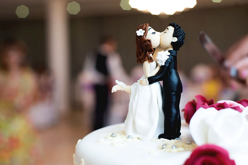 Шоколадные фигурки на свадебный торт