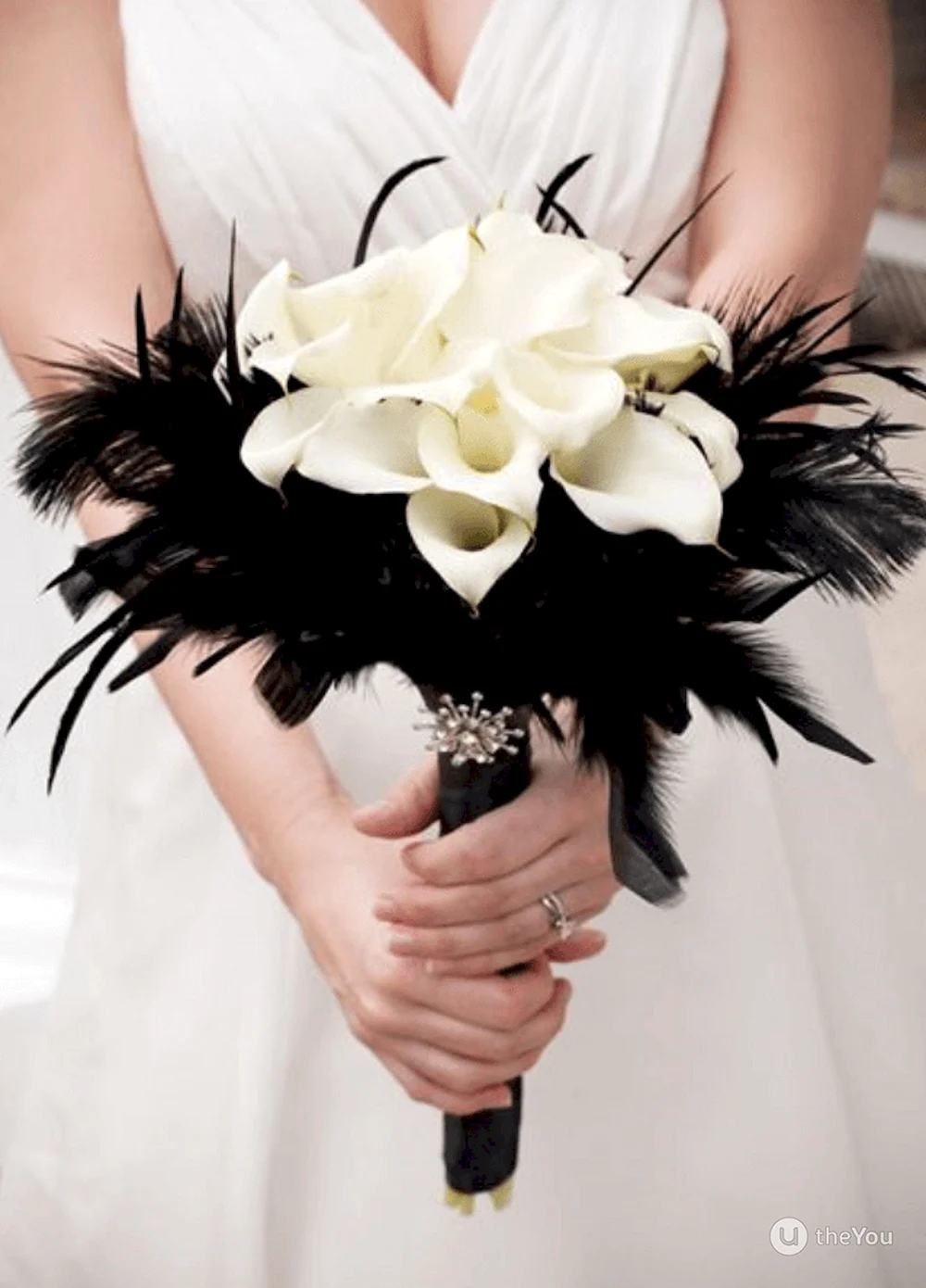 Свадебный букет из черных калл для невесты