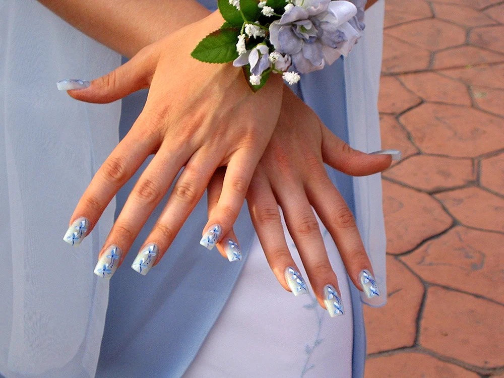 Свадебный маникюр с голубым цветом