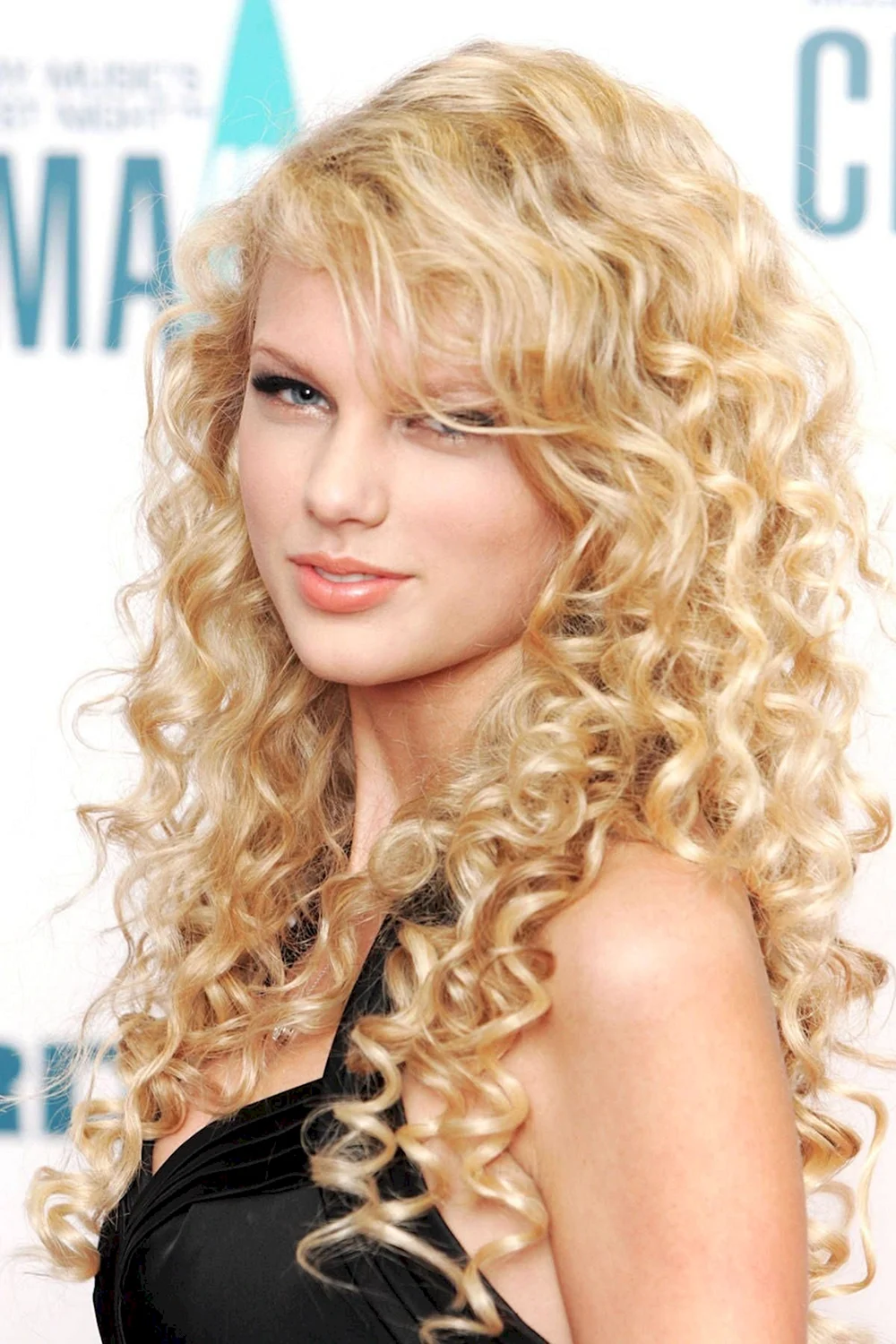 Taylor Swift curly