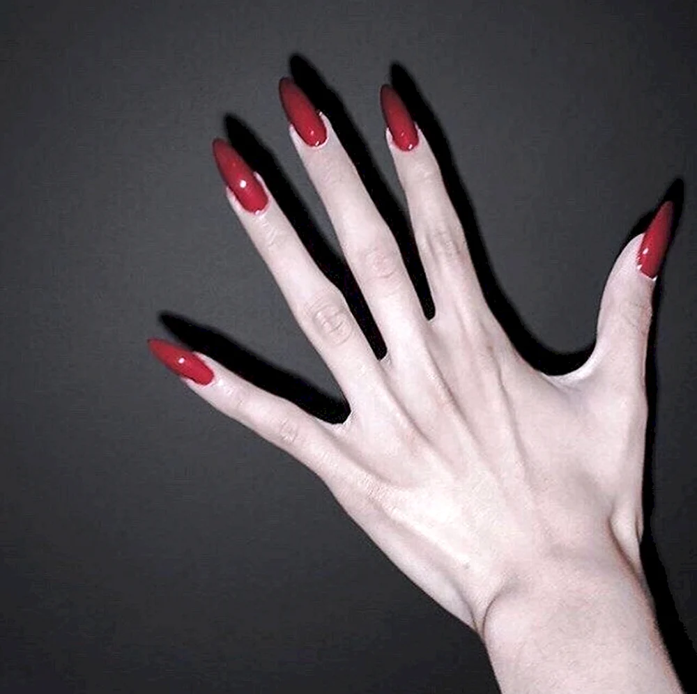 Тёмные ногти на руках