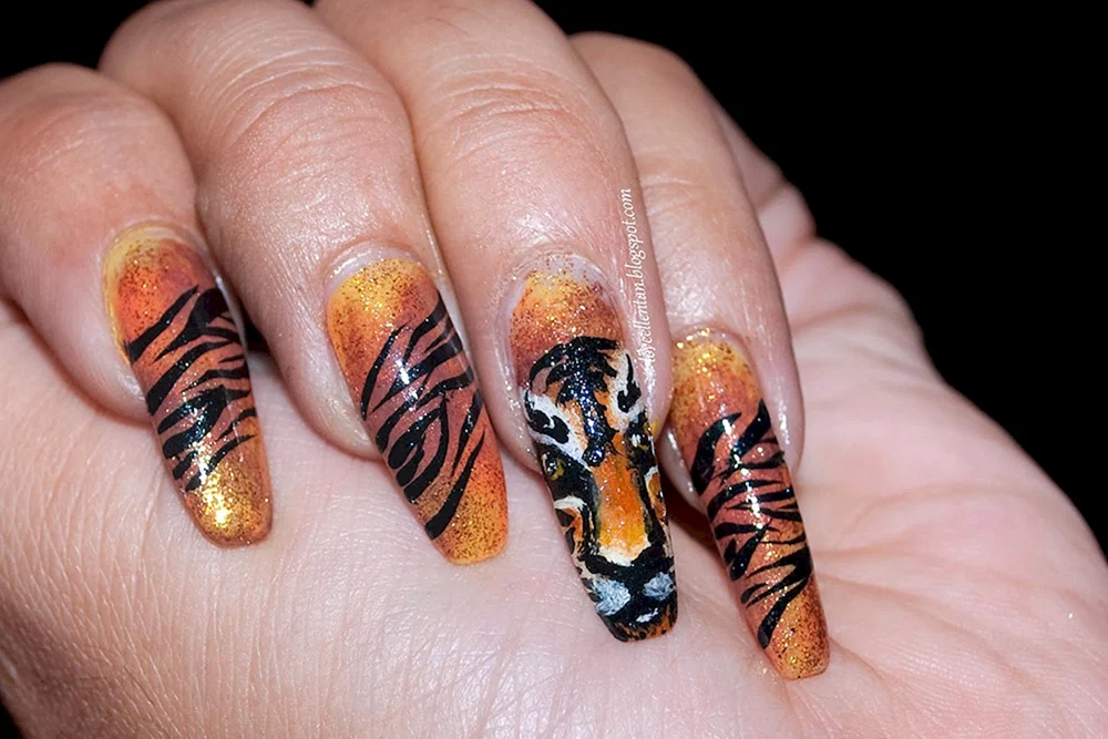 Тигр на ногтях