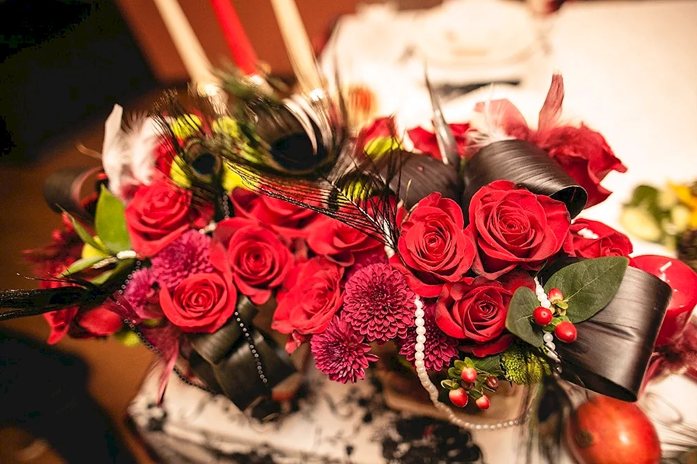 Цветочный декор свадебный с красными листьями