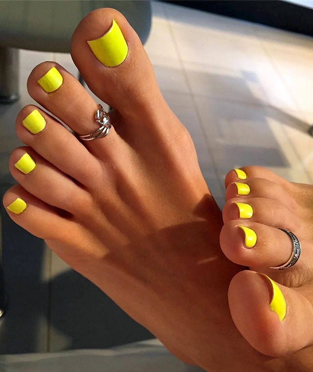 Yellow Nails feet