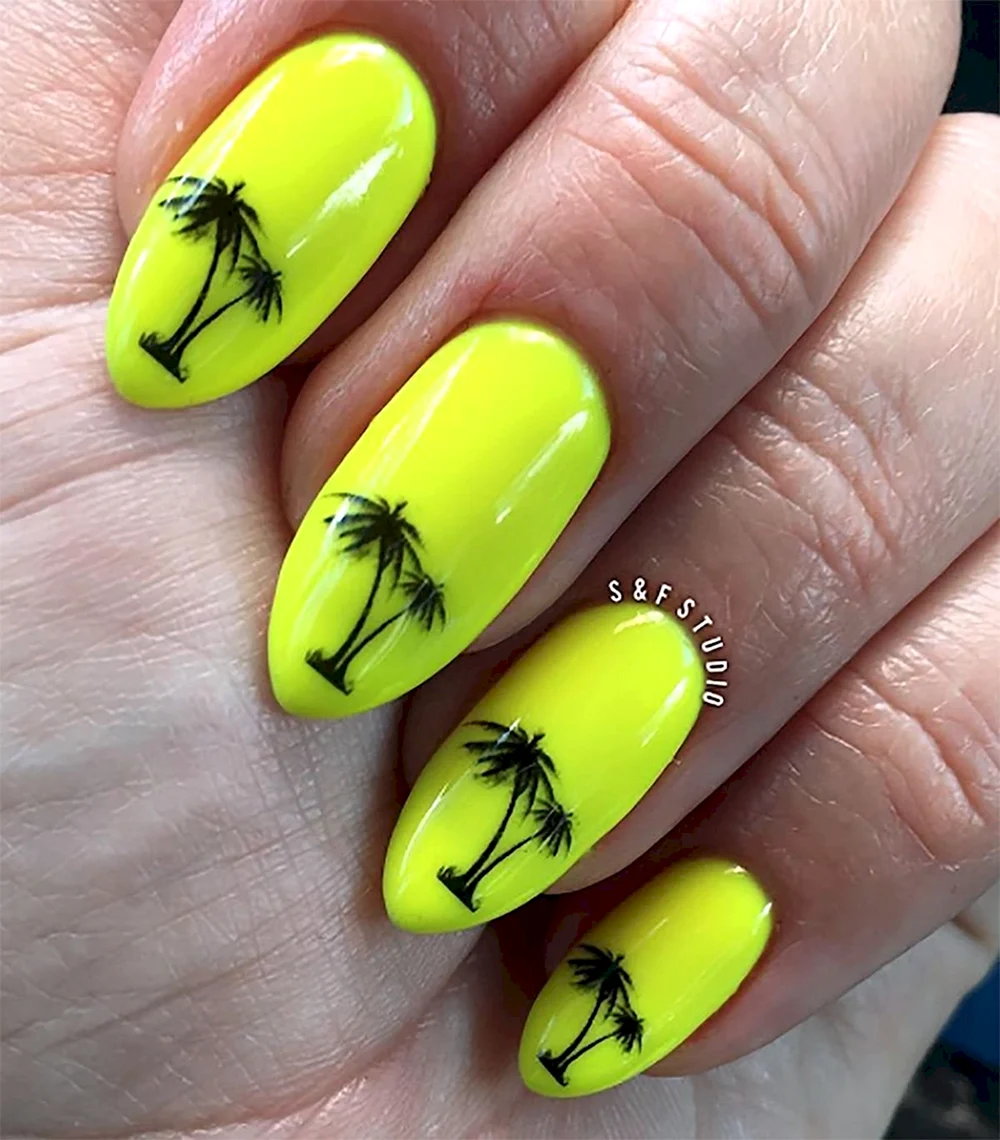 Желтый маникюр с пальмами