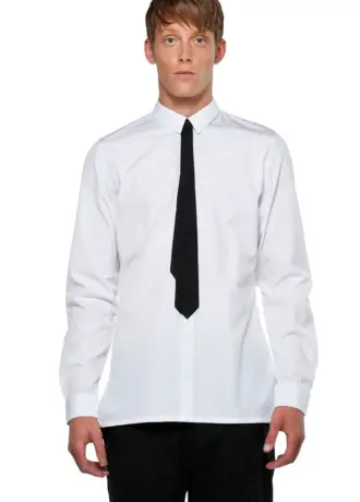 Белая рубашка с черным галстуком