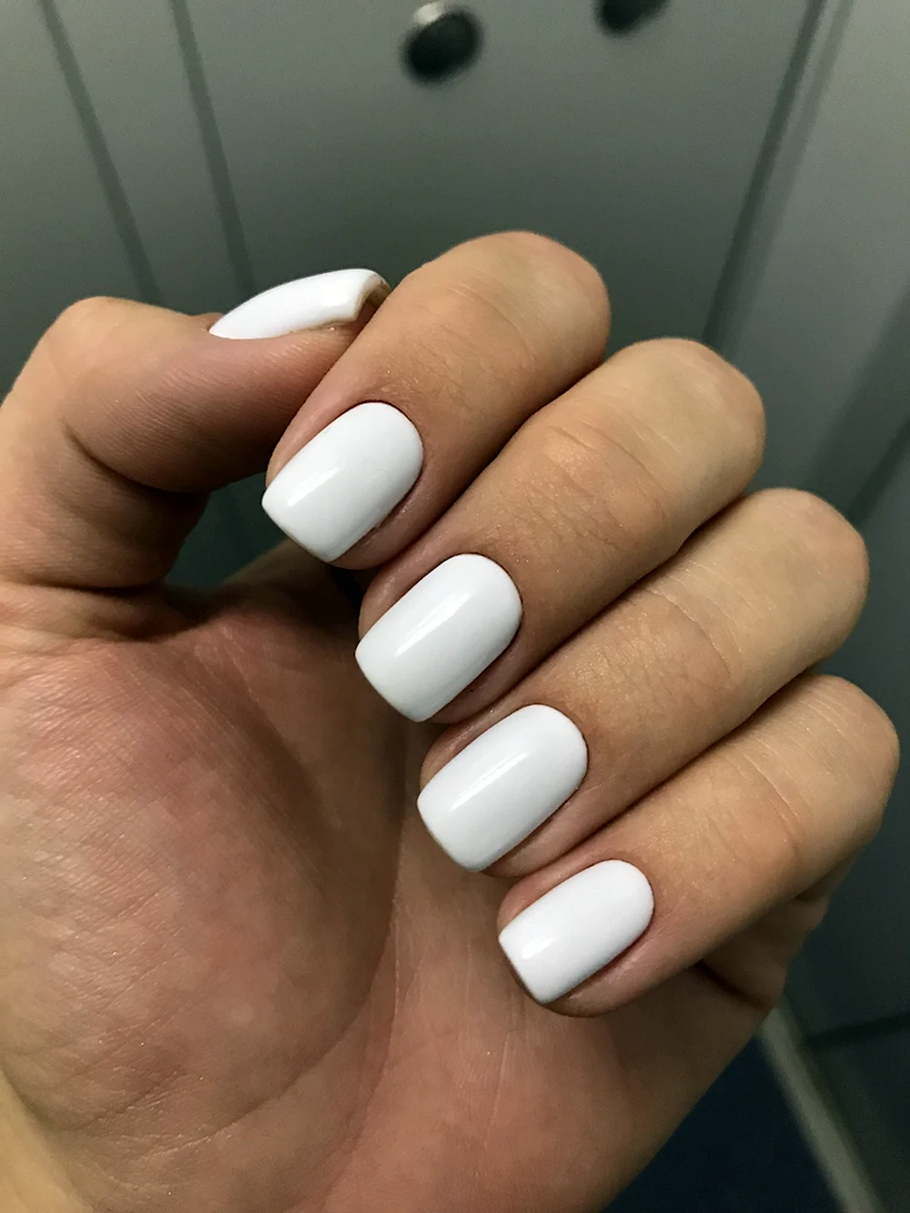 Белые короткие ногти