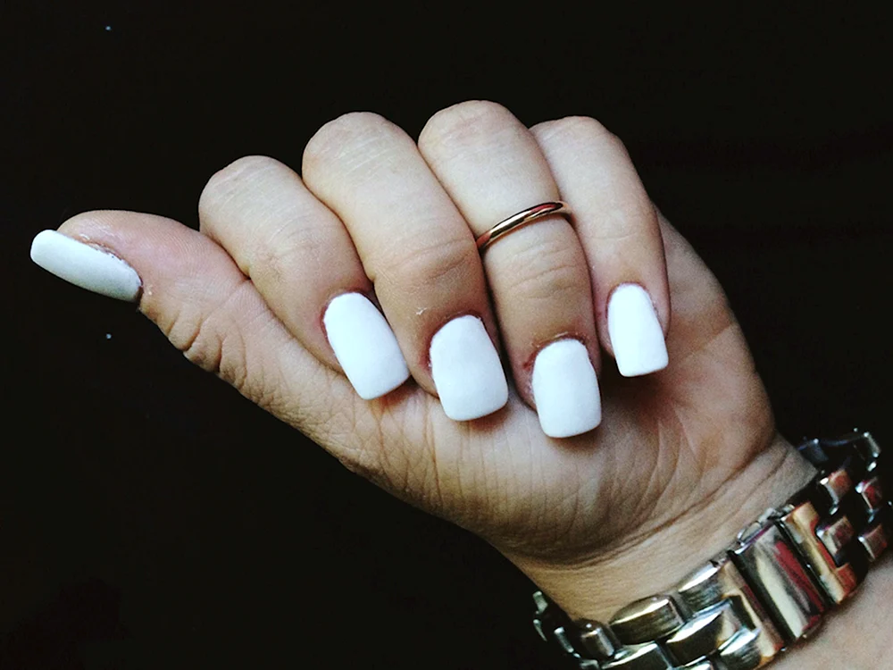 Белые матовые ногти