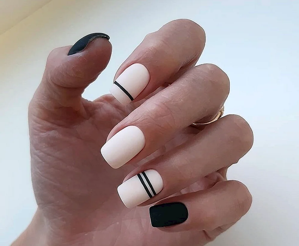 Белые матовые ногти квадрат