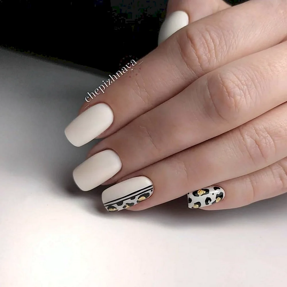 Белые ногти с леопардовым принтом