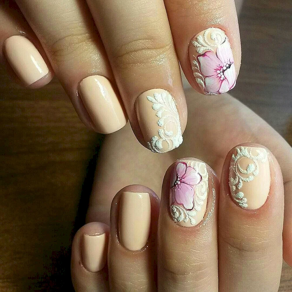 Бежевые ногти с цветочками