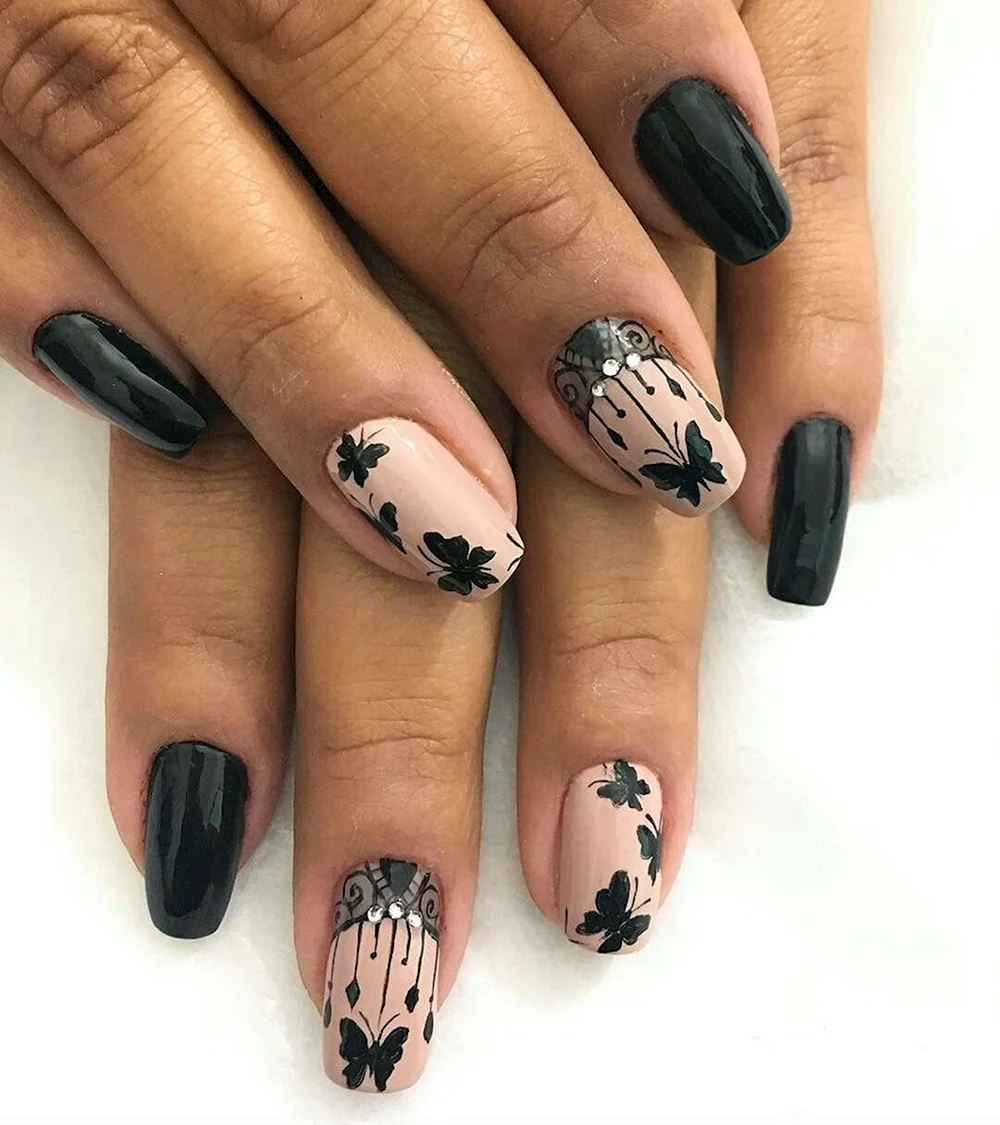 Черные ногти с бабочками