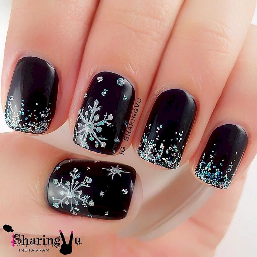 Черные ногти со снежинками