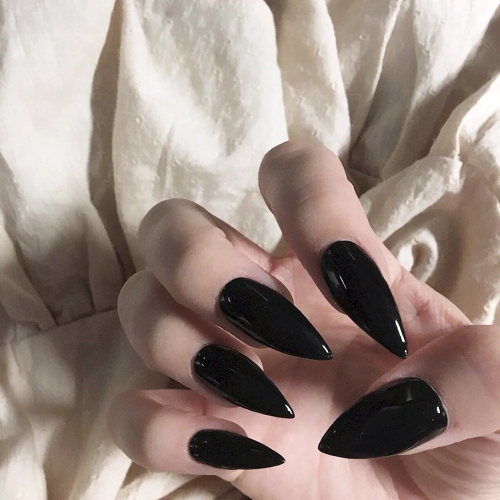 Черные острые ногти