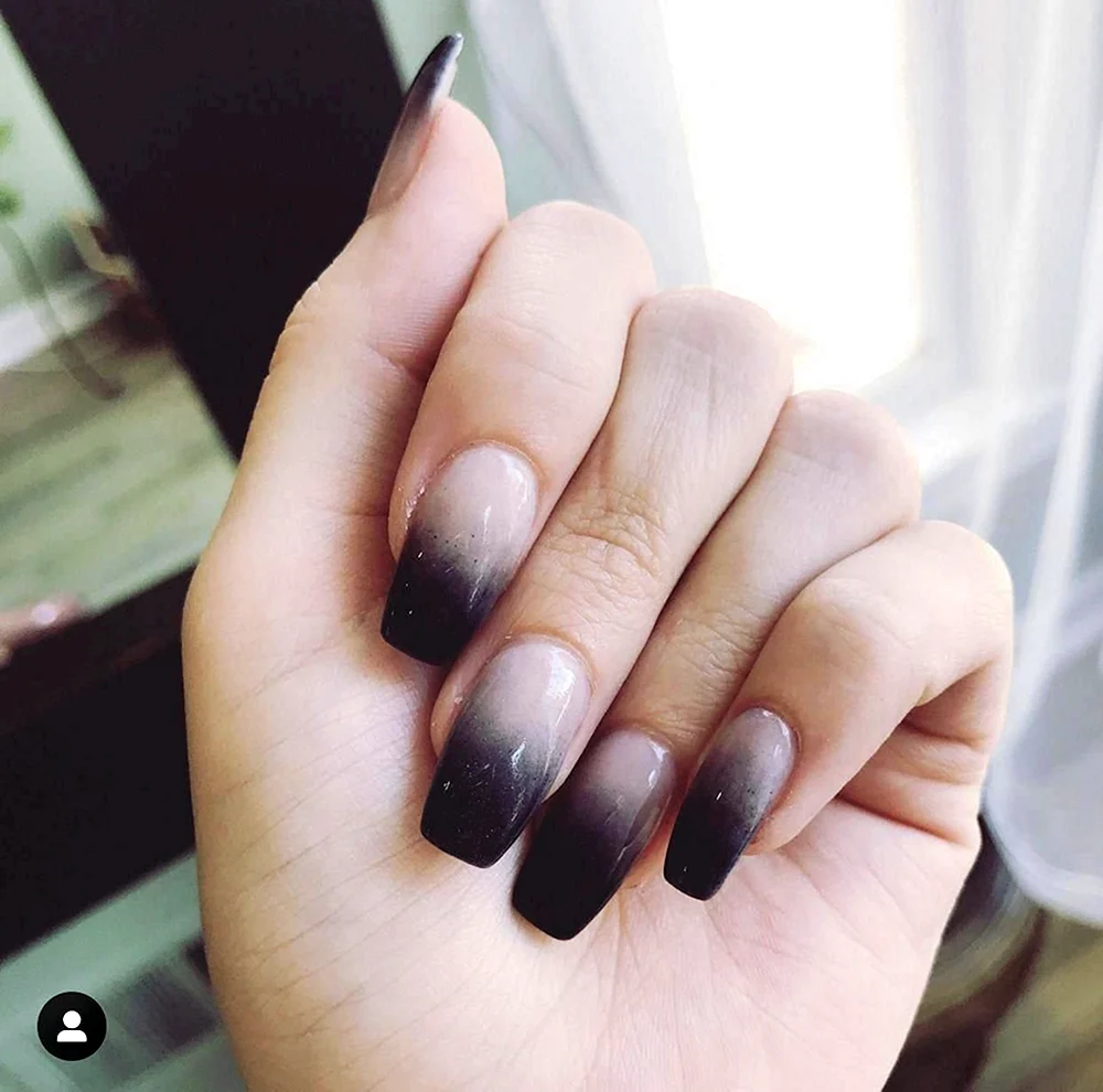 Черный градиент на ногтях