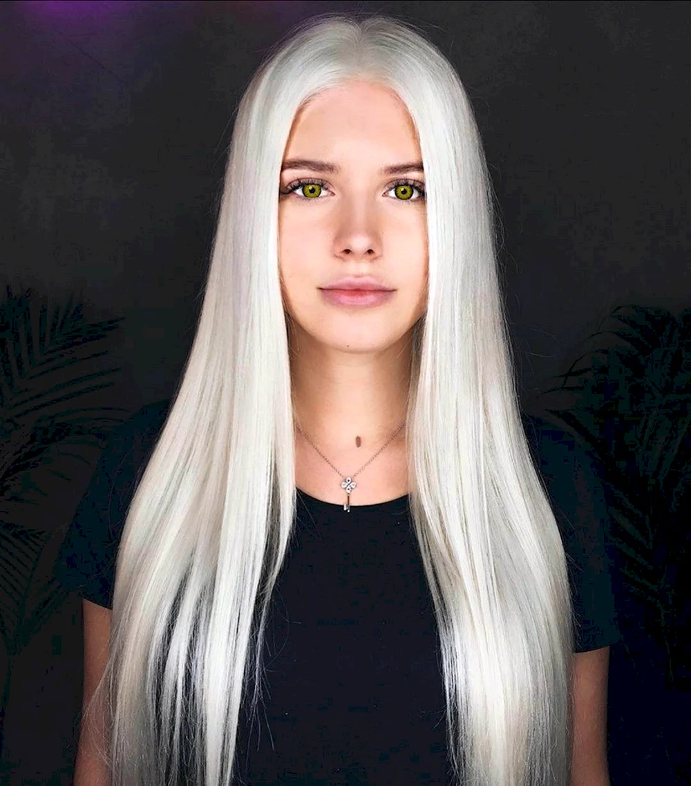 Девушка с белыми волосами