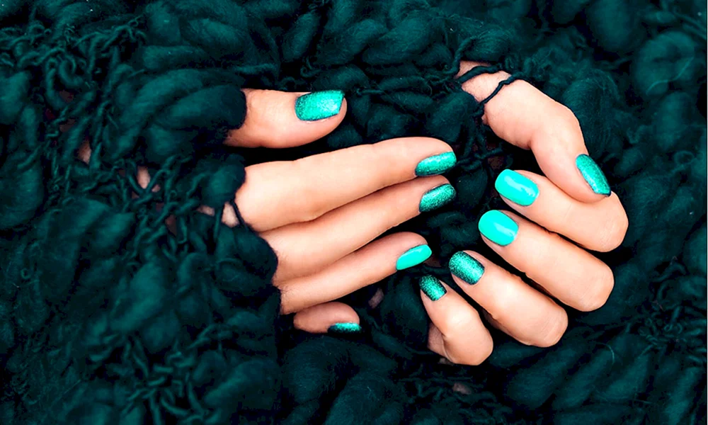 Девушка с зелеными ногтями