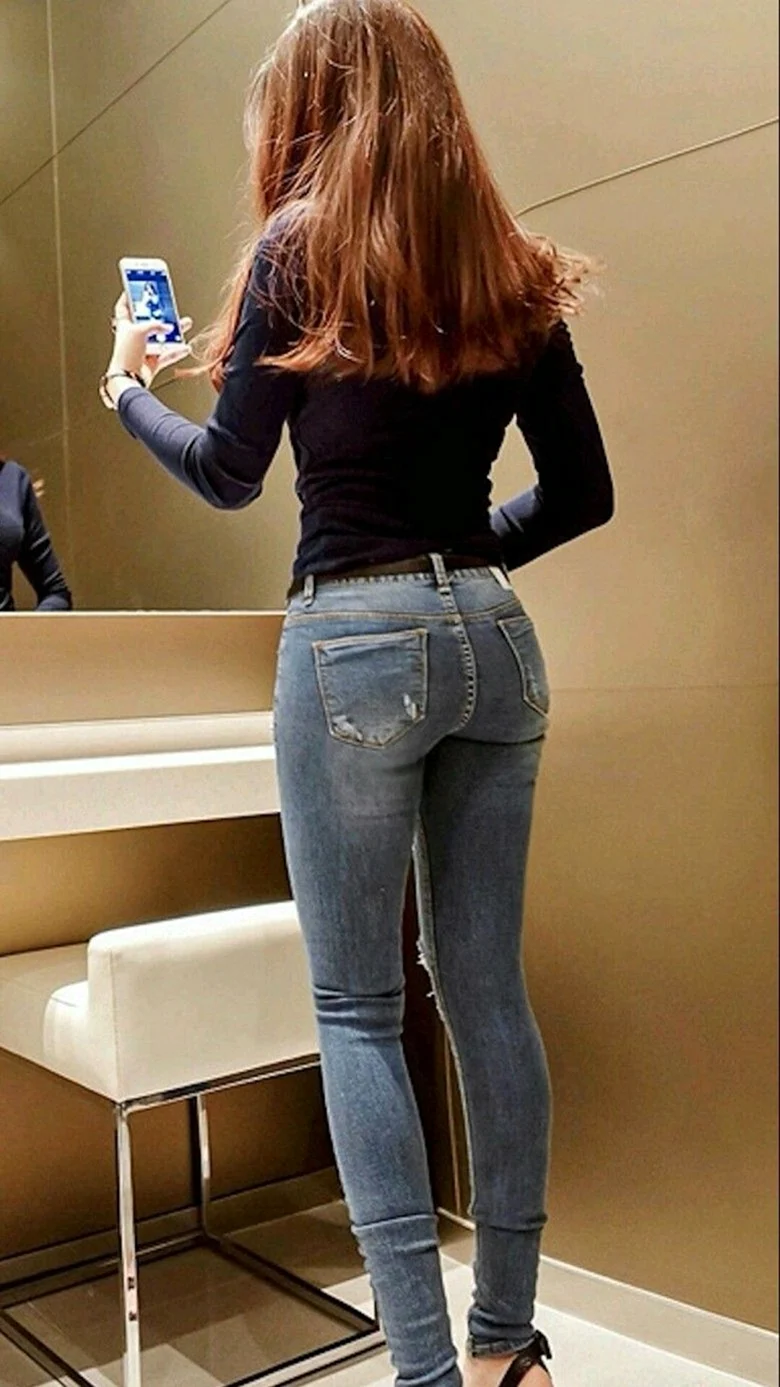 Девушки в обтягивающих джинсах