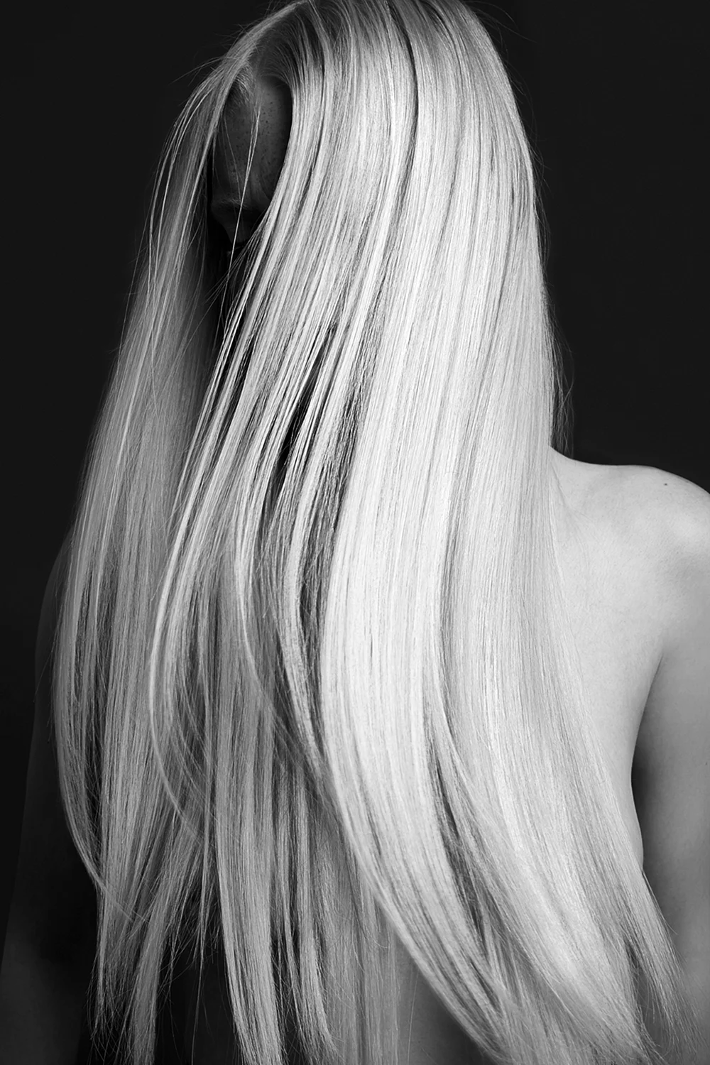 Длинные белоснежные волосы