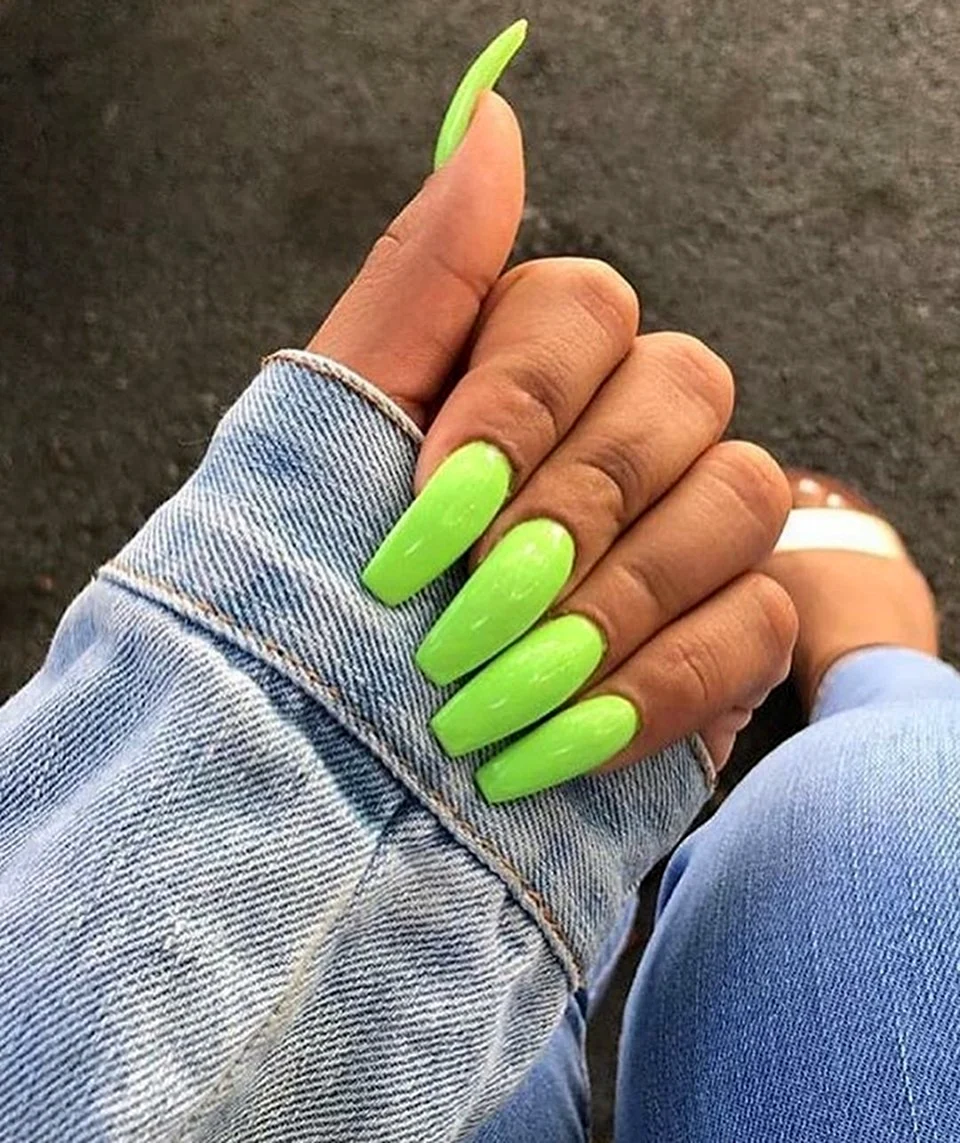 Длинные зеленые ногти