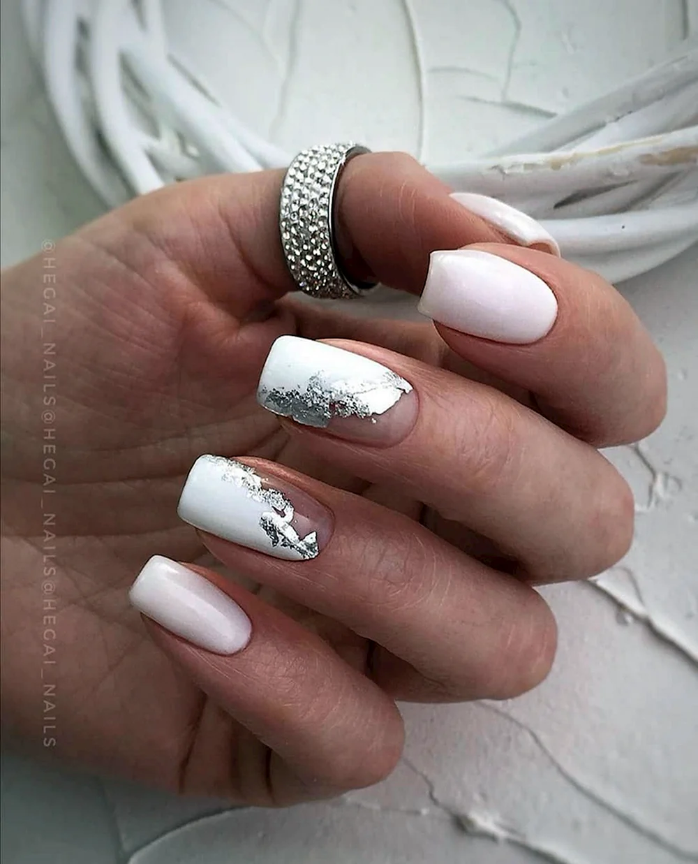 Элегантные белые ногти