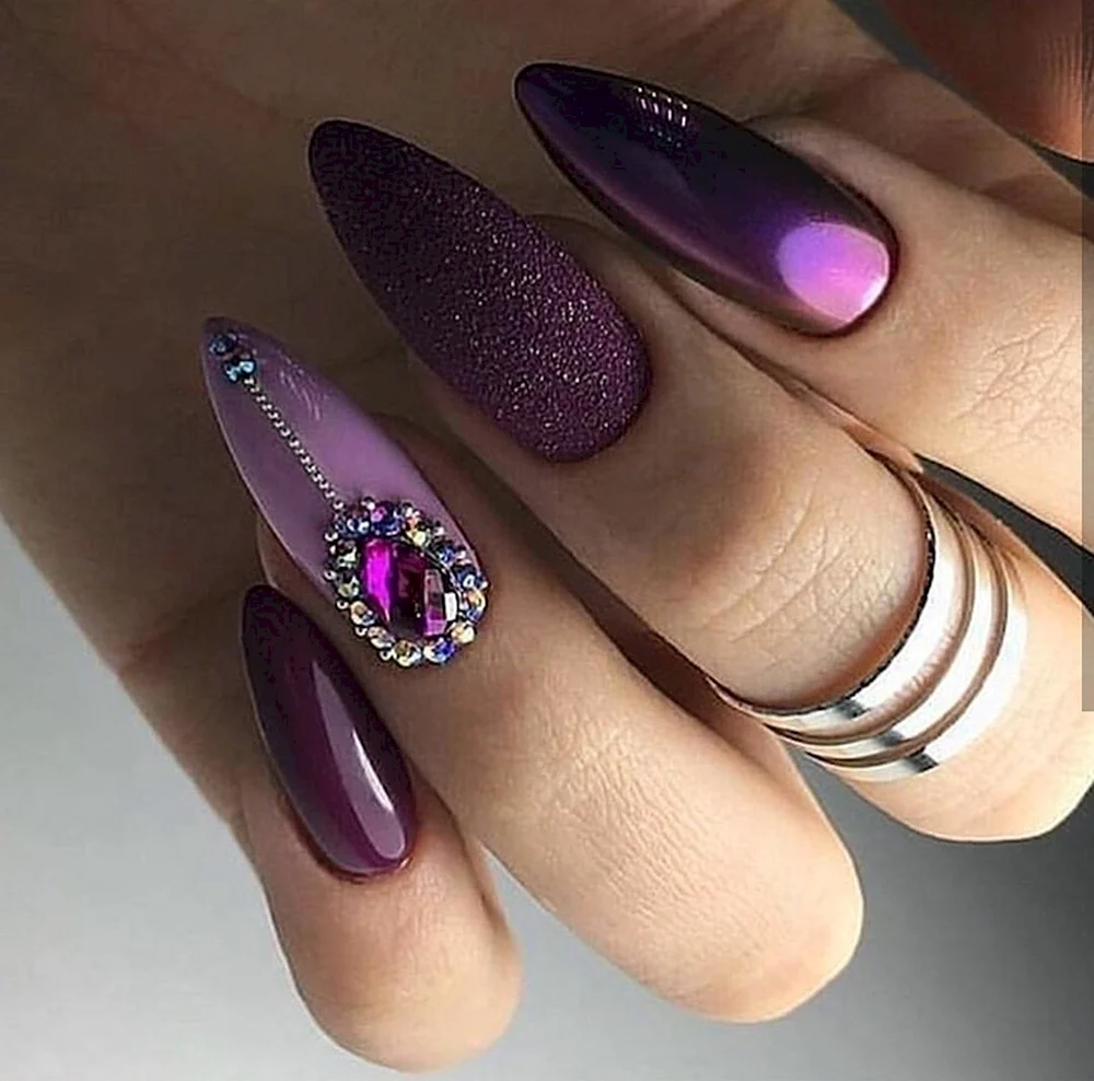 Фиолетовые ногти миндаль 2022