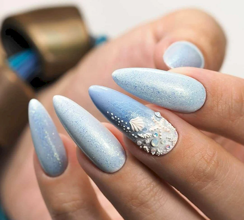 Голубые ногти с блестками