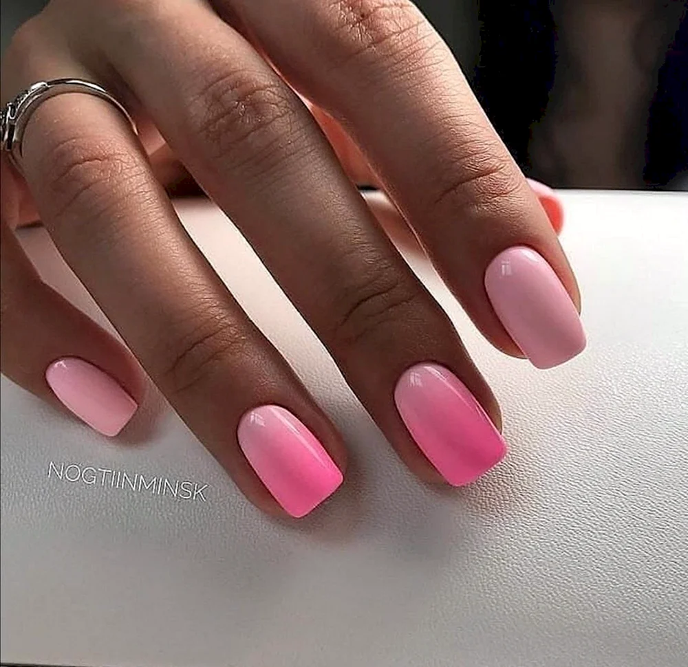 Градиент на ногтях розовый с белым