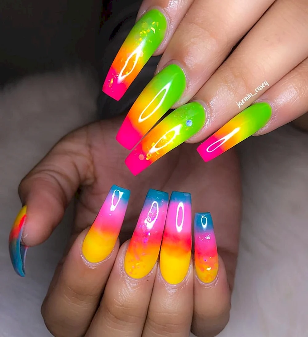 Яркие радужные ногти