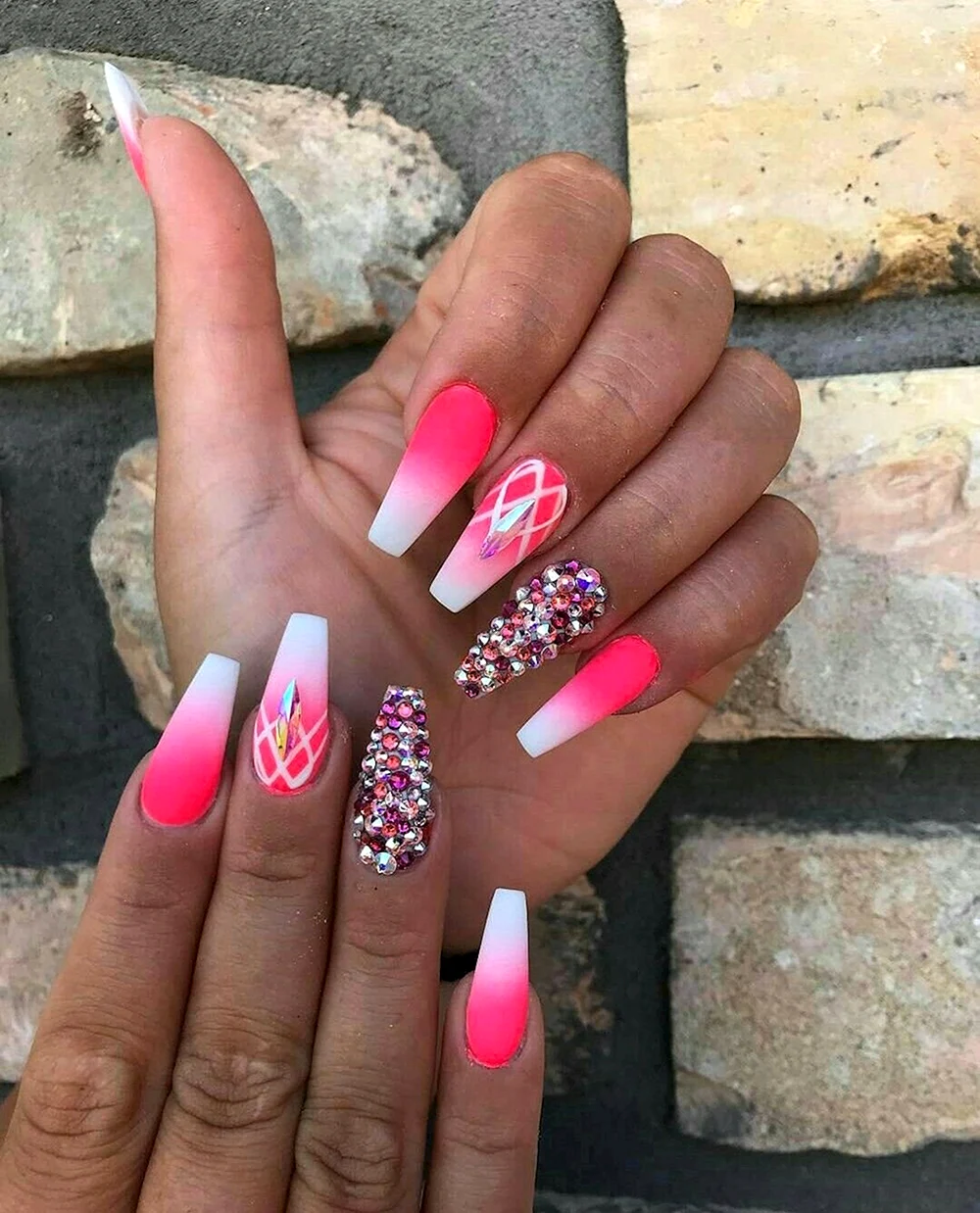 Ярко розовые ногти