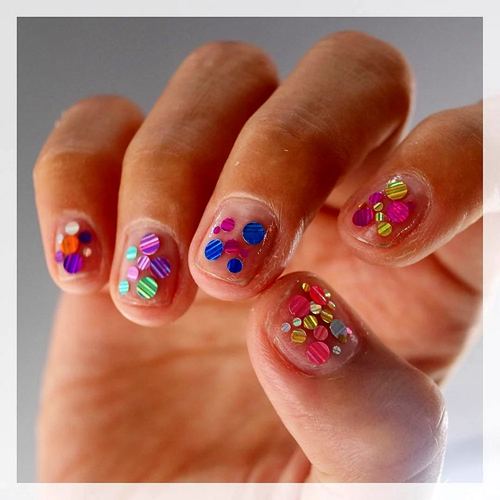 Короткие ногти с цветными шариками