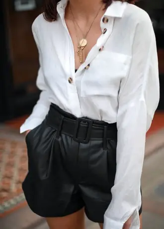 Кожаные шорты с белой блузкой
