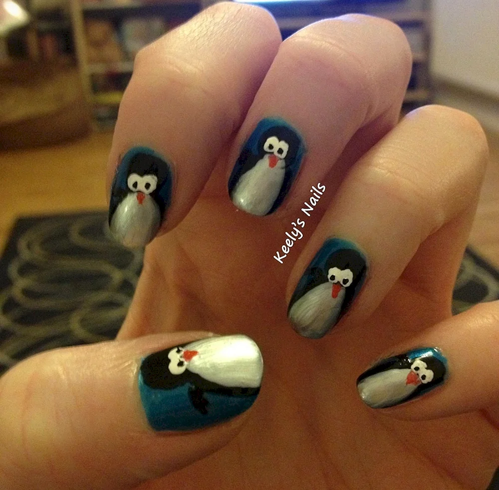 Красивый маникюр с пингвинами