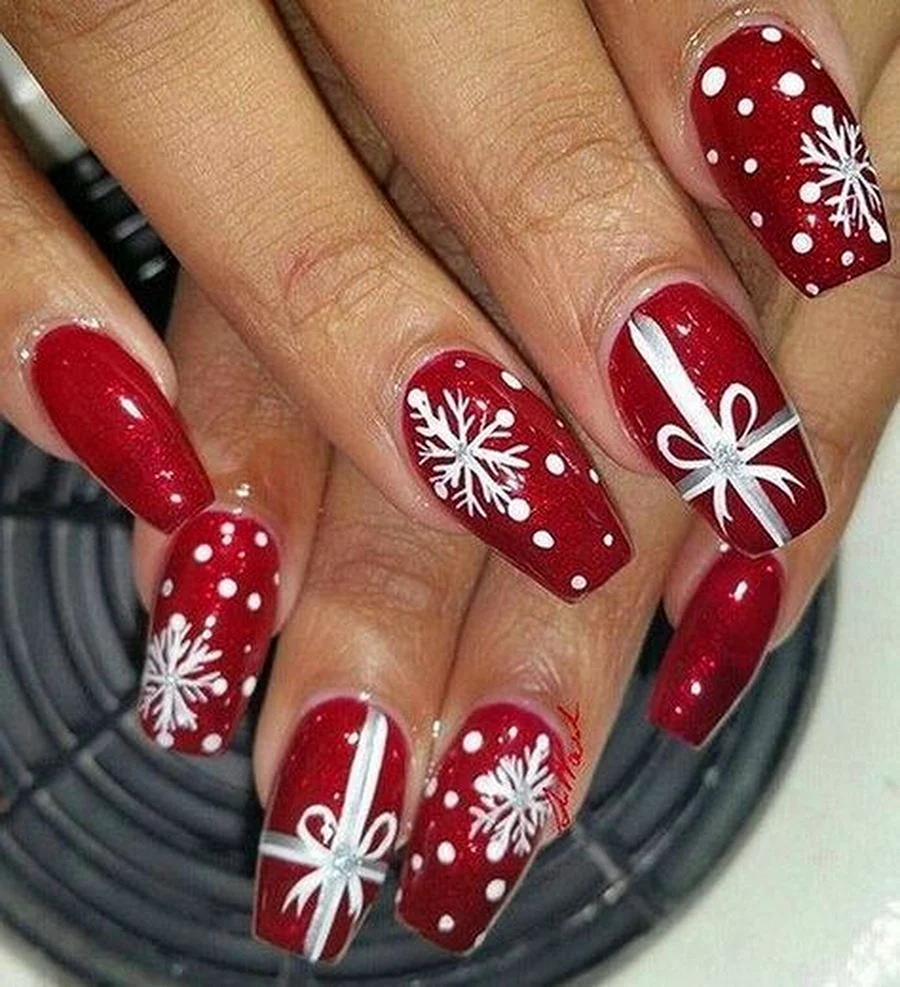 Красные ногти со снежинками