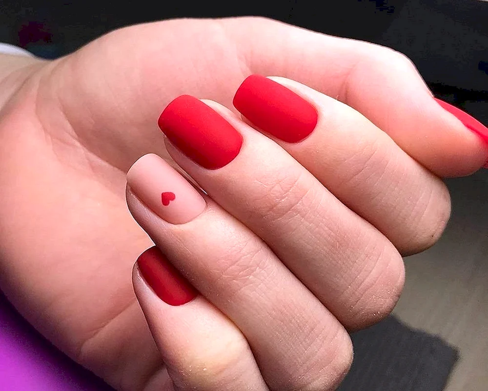 Красный маникюр на короткие ногти