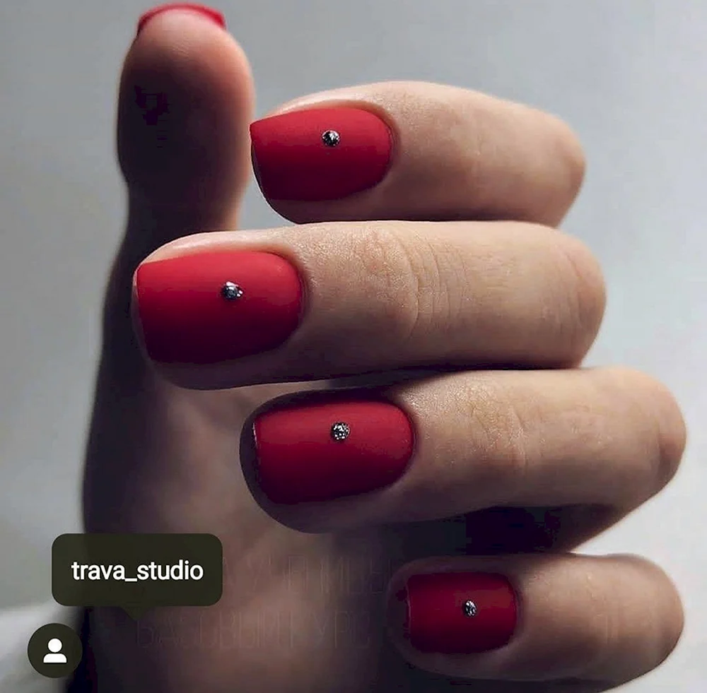 Красный матовый маникюр с точками