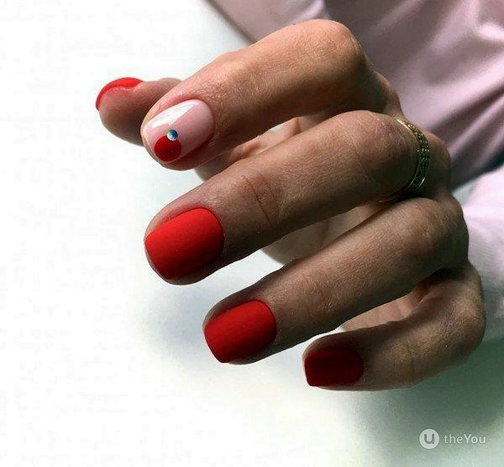 Красный стильный матовый маникюр на короткие ногти