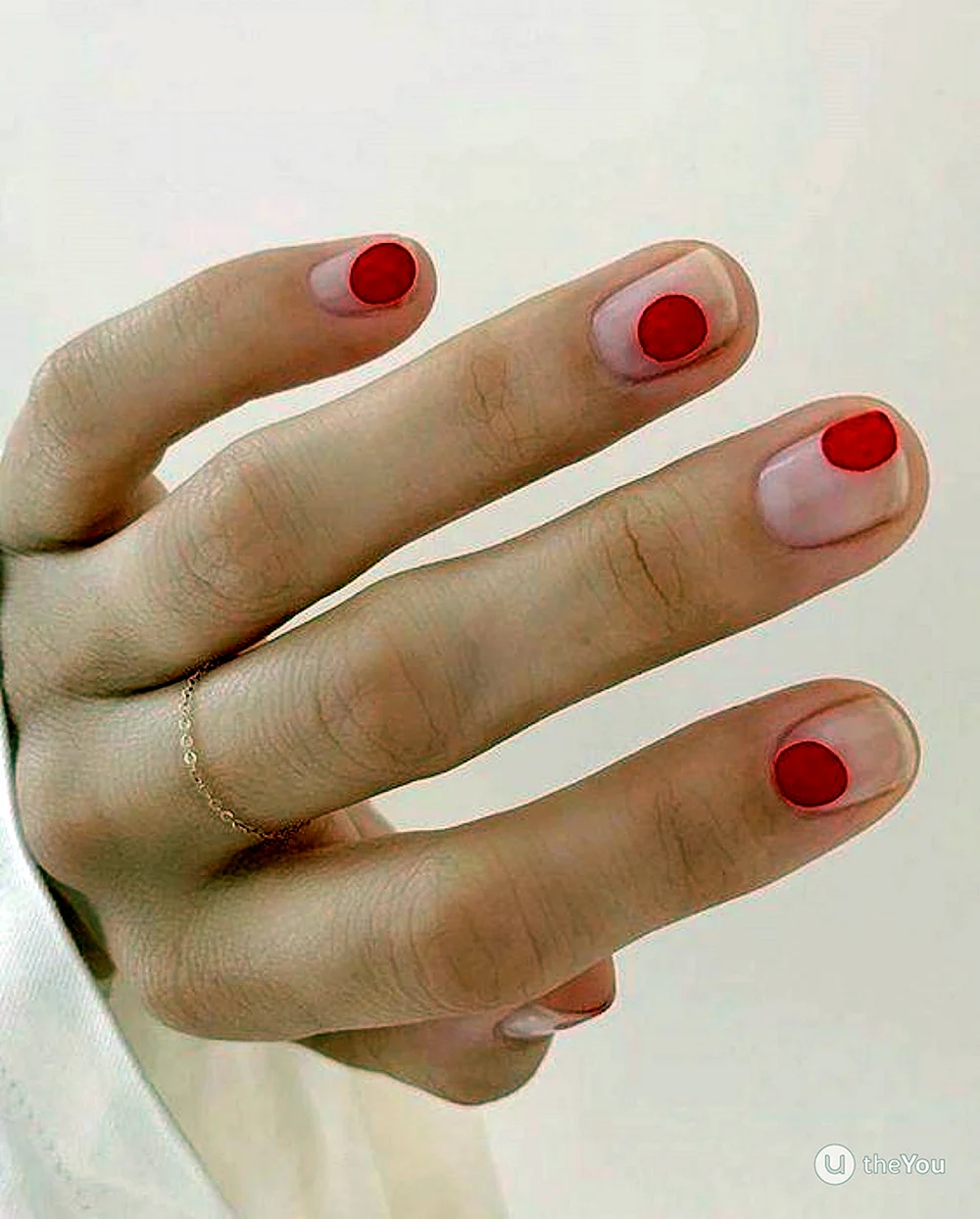 Маникюр на короткие ногти с одной точкой красный