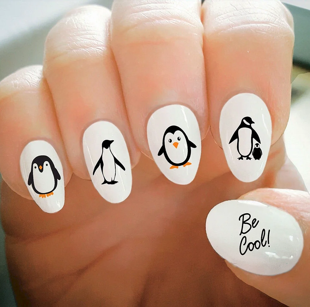 Маникюр с пингвином на короткие ногти
