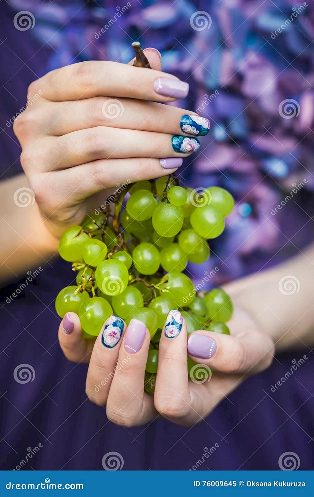 Маникюр с зеленым виноградом