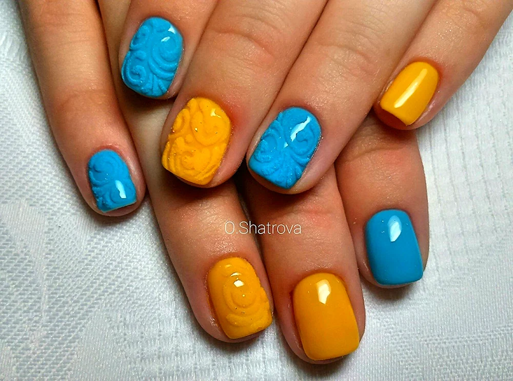 Маникюр синий с желтым на короткие ногти
