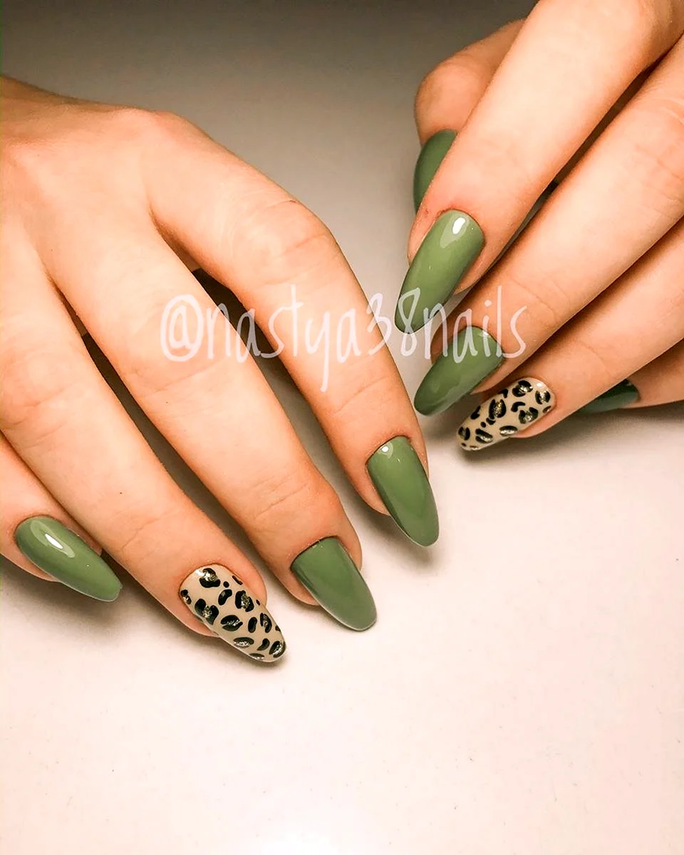 Маникюр зеленый леопард