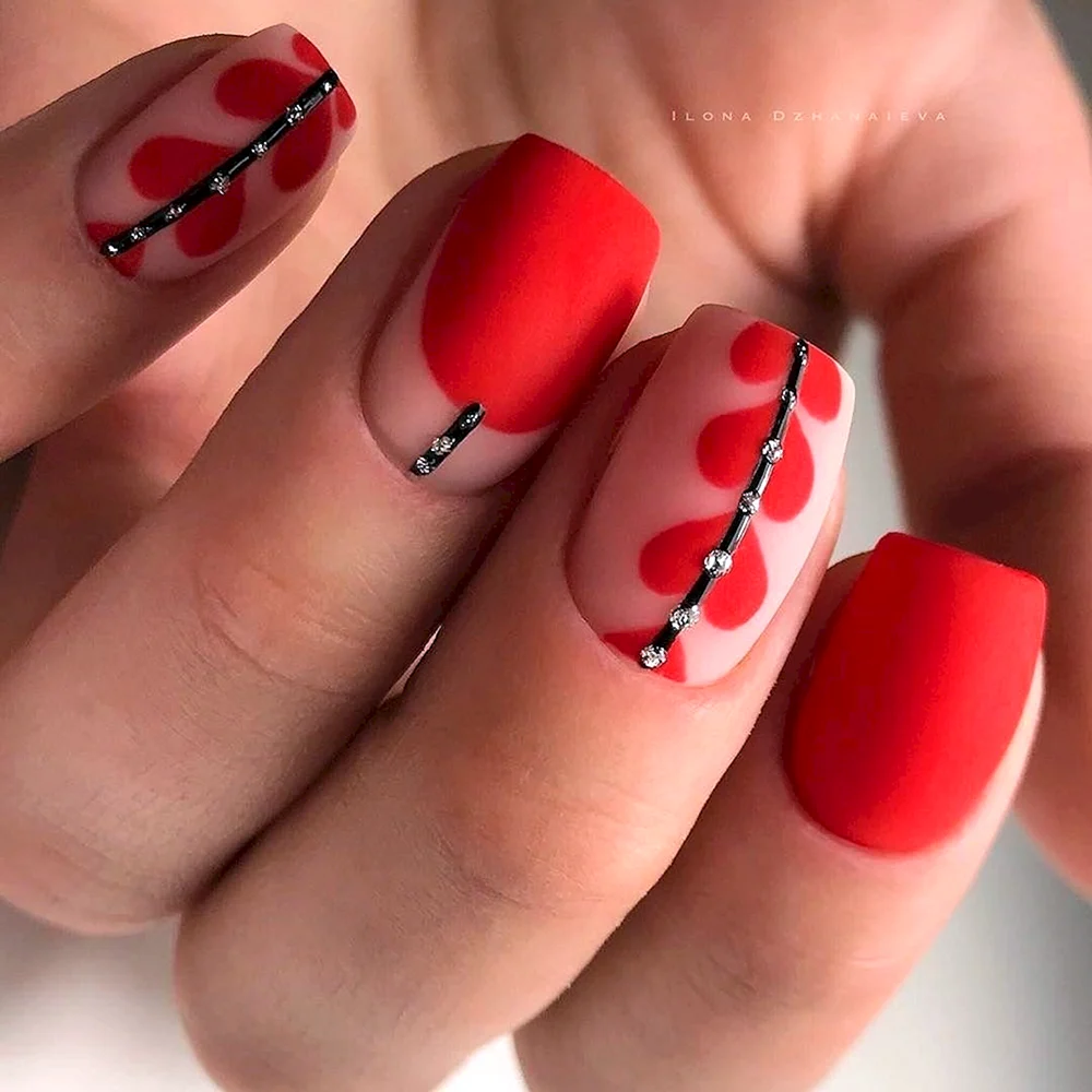 Несложный дизайн для ногтей красный
