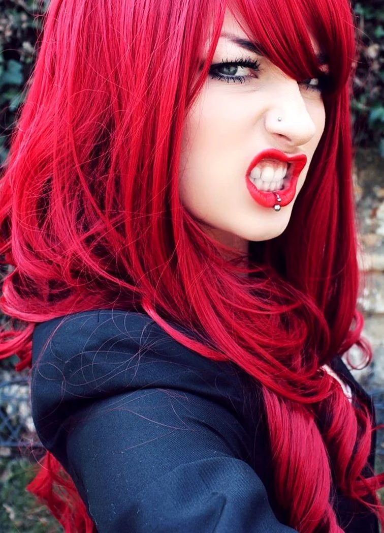 Николь Шиа с красными волосами